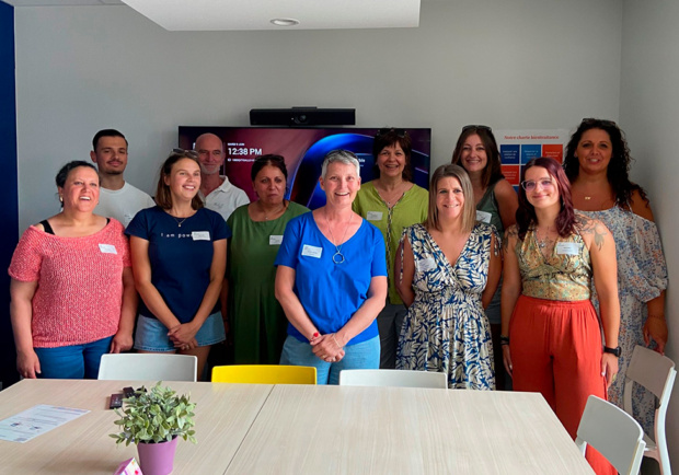Photo de groupe de l'équipe du SIAO 115 du Var réunie en salle de réunion