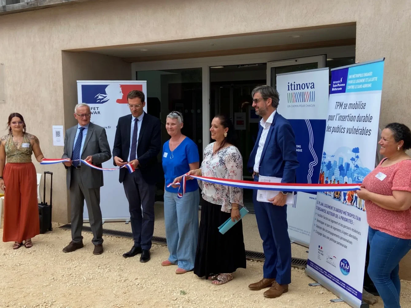 Un groupe de personnes coupe le ruban tricolore lors de l'inauguration du SIAO 115 du Var