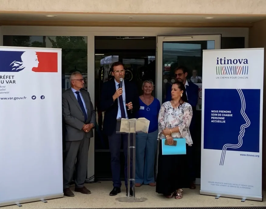 Un homme prononce un discours au micro devant les roll-up Préfecture du Var et Itinova